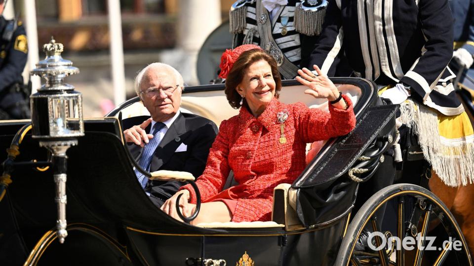 Bei der großen Feier zu ihrer Goldhochzeit fuhren König Carl XVI. Gustaf und Königin Silvia am vergangenen Wochenende in einer offenen Kutsche durch Stockholm. Bild: Henrik Montgomery/TT News Agency/AP/dpa
