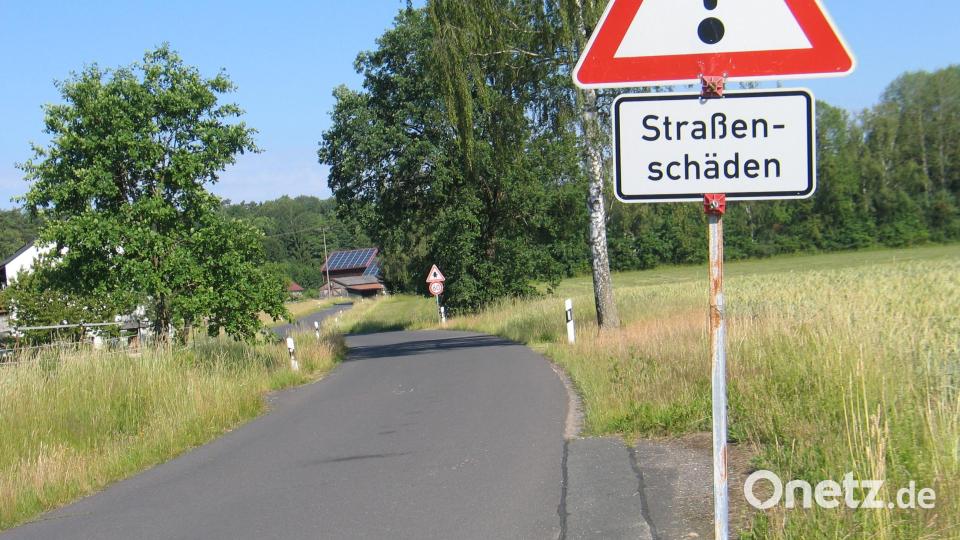 Kaum geflickt, zeigen sich in manchen Gemeindestraßen schon wieder neue Löcher, wie hier die Straße zum Naturerlebnisbad. Bild: Bernhard Kreuzer