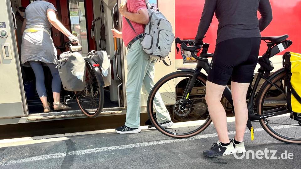 Der Bahnhof in Weiden ist nicht barrierefrei. Durch die vorerst gestoppte Elektrifizierung wird das auch vermutlich länger so bleiben. Bild: Gabi Schönberger