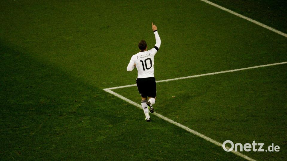 Als Lukas Podolski nach einem Torerfolg zum Himmel deutete. (Archivbild) Bild: picture alliance / dpa