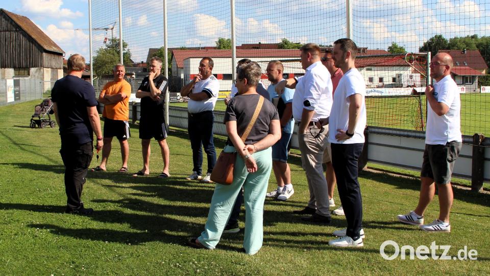 Eine Beschattung am Kinderspielplatz am Sportplatz hielten alle Mitglieder des Bauausschusses für notwendig. Dennoch sorgte der Punkt für rege Diskussionen. Da der Gemeinde wenig Geld für Spielplatzausstattung zur Verfügung steht, ist der Handlungsspielraum sehr eingeschränkt. Bild: Petra Lettner