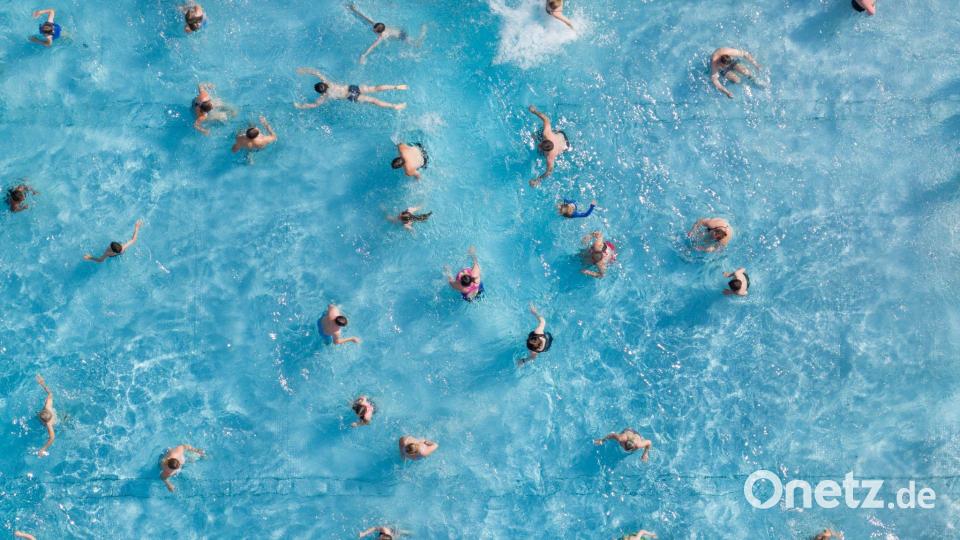 Badegäste genießen die Abkühlung in einem Freibad in Sachsen. Bild: Sebastian Kahnert/dpa