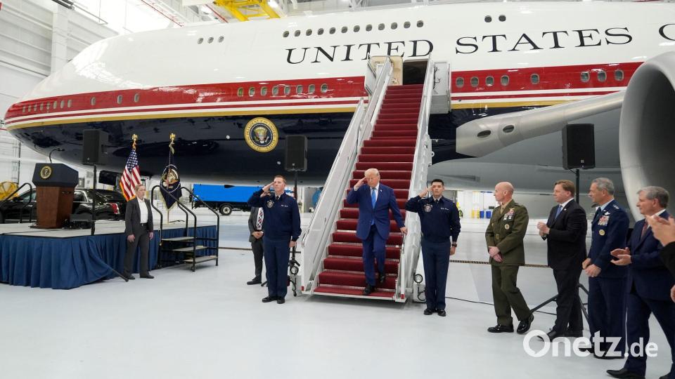 Trump salutiert auf der Gangway des geschenkten Flugzeugs. Bild: Manuel Balce Ceneta/AP/dpa