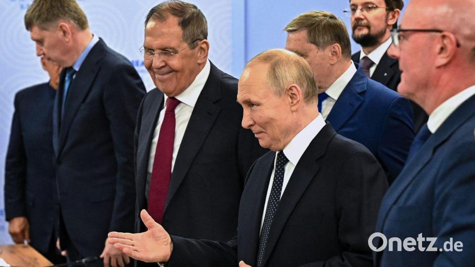 Russlands Präsident Wladimir Putin (Mitte rechts) und sein Außenminister Sergej Lawrow haben bislang keine echte Verhandlungsbereitschaft erkennen lassen. Können neue Sanktionen etwas daran ändern? (Archivbild) Bild: Pool/Sputnik/AP/Pool Sputnik Kremlin/dpa