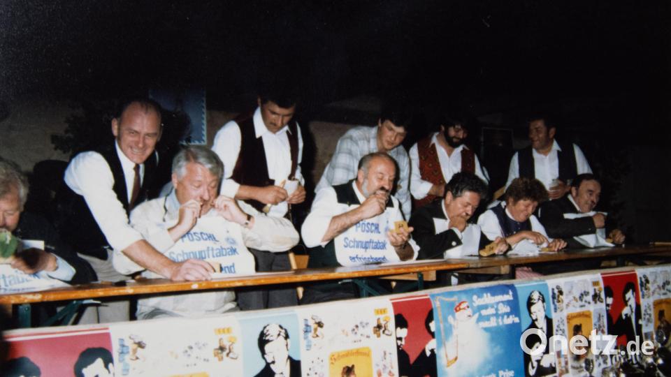 Der Club machte sich auch im Wettkampfschnupfen einen Namen. 1986 und 1996 richtete der Verein Oberpfälzer Schnupfermeisterschaften aus. Bild: Sammlung Georg Stahl