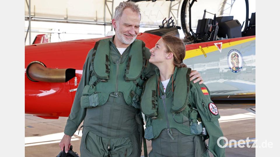Nach dem gemeinsamen Trainingsflug nahmen sich Vater und Tochter in den Arm. Das spanische Königshaus teilt kaum etwas über das Privatleben der königlichen Familie mit. Aber solche Fotos sprechen für sich. Bild: Casa De S.M. El Rey/EUROPA PRESS/dpa