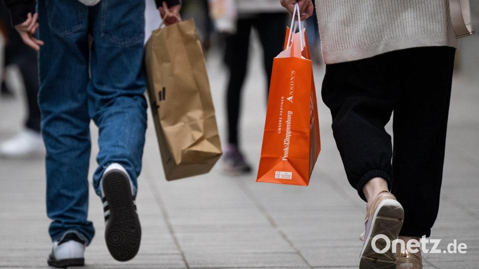 Viele Menschen in Deutschland sparen laut Umfrage bevorzugt bei Kleidung. Bild: Monika Skolimowska/dpa