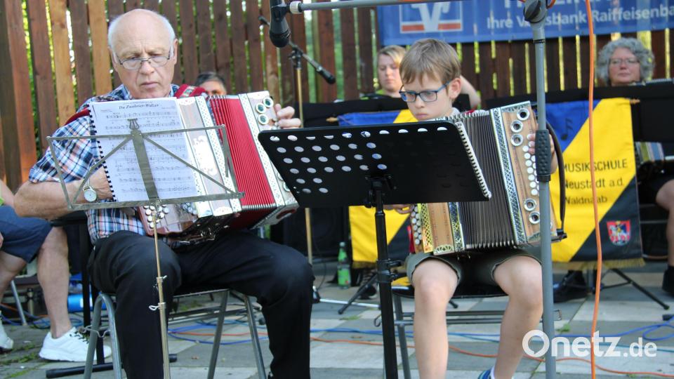 Philipp Witt aus Rotzendorf (rechts), ein junges Talent an der Steirischen, servierte mit seinem Musiklehrer Jakob Gebert (links) Oberkrainer-Melodien. Bild: Hans Prem