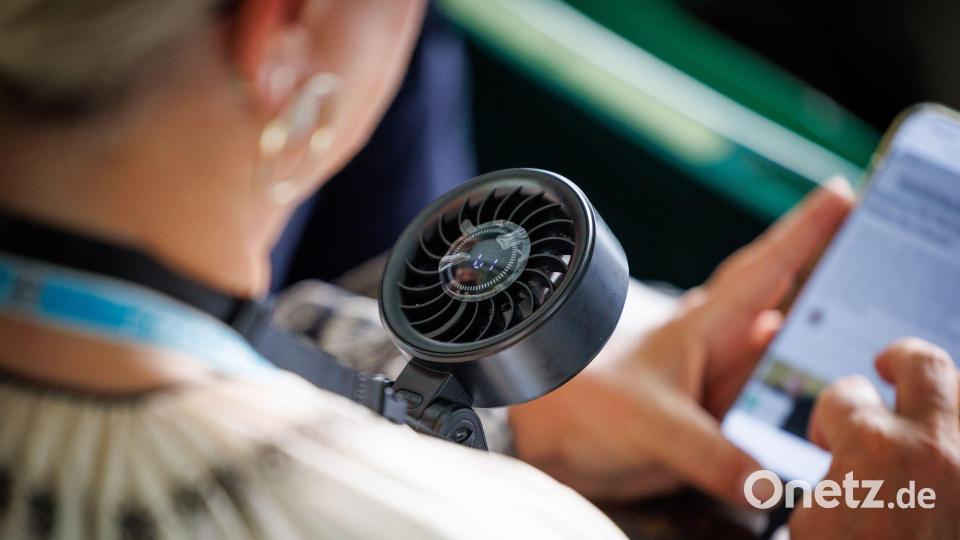 Die Zuschauerinnen und Zuschauer sind beim Tennis-Turnier in Halle hohen Temperaturen ausgesetzt. Bild: Friso Gentsch/dpa