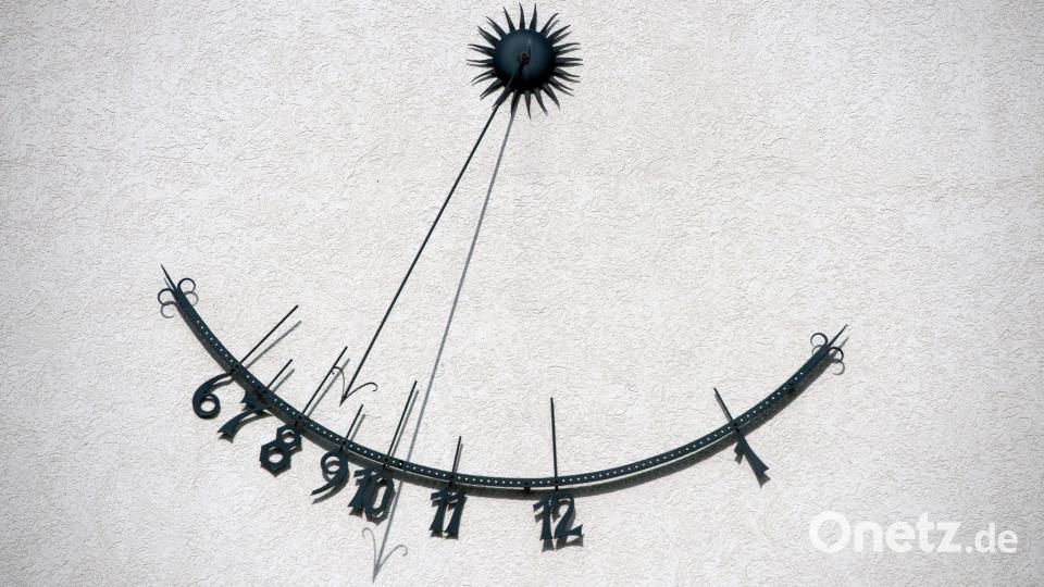 Sonnenuhr und Armbanduhr zeigen nicht exakt dieselbe Zeit. (Archivbild) Bild: picture alliance / ZB