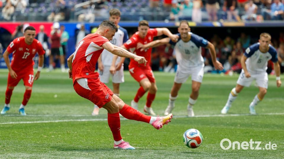 Sorgte vom Punkt für den Endstand: Granit Xhaka. Bild: Peter Klaunzer/KEYSTONE/dpa