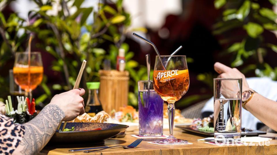 Restaurants und Cafés bekommen die Sparsamkeit auch stark zu spüren. Bild: Frank Hammerschmidt/dpa