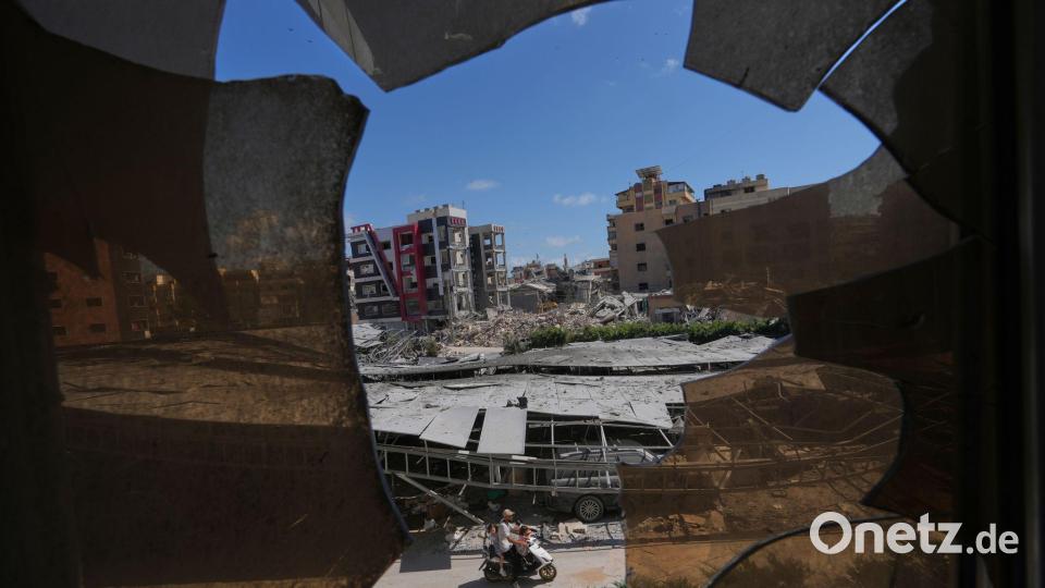 Durch zerbrochene Fensterscheiben des Jabal-Amel-Krankenhauses in der südlichen Hafenstadt Tyros im Libanon sind durch israelische Angriffe beschädigte Gebäude zu sehen. Bild: Hassan Ammar/AP/dpa
