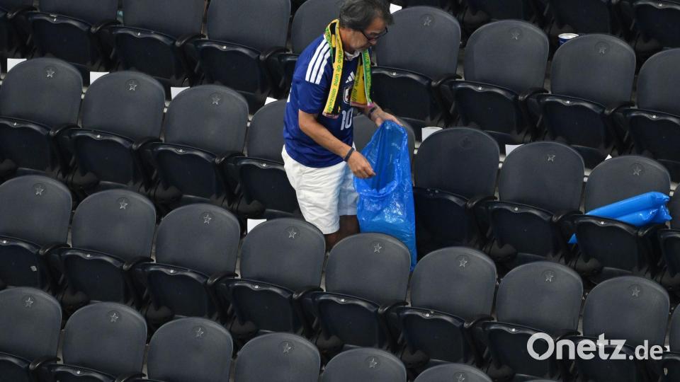Japanische Fans räumen nach dem WM-Gruppenspiel der Gruppe F den Müll im Stadion auf. (Archivbild) Bild: Jessica Tobias/AP/dpa