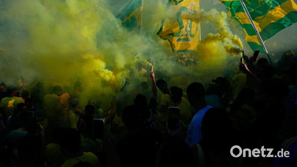 Brasilianische Fans jubeln und zünden Rauchbomben, als sie sich vor dem WM-Gruppenspiel ihrer Mannschaft gegen Haiti an den „Rocky Steps“ in Philadelphia versammeln. Bild: Petr David Josek/AP/dpa