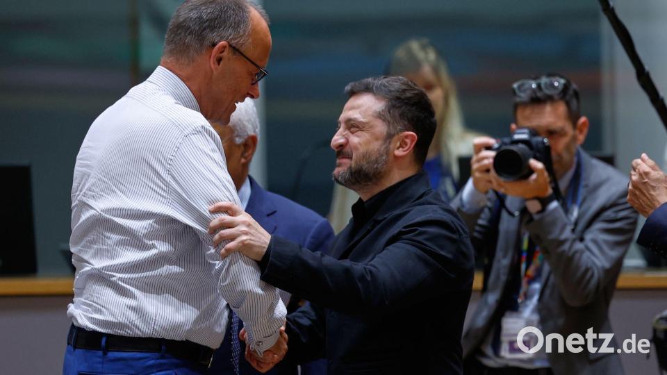 Bundeskanzler Friedrich Merz (l) unterhält sich mit dem ukrainischen Präsidenten Wolodymyr Selenskyj während einer Diskussionsrunde auf dem EU-Gipfel in Brüssel. Bild: Geert Vanden Wijngaert/AP Pool/AP/dpa