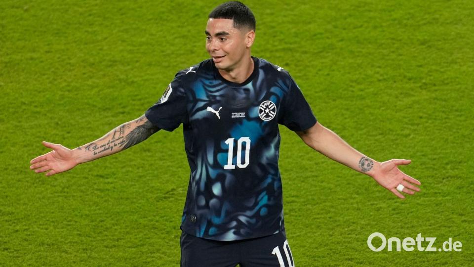 Almirón flog mit der Roten Karte vom Platz, sein Team brachte den Sieg aber ins Ziel. Bild: Jeff Chiu/AP/dpa