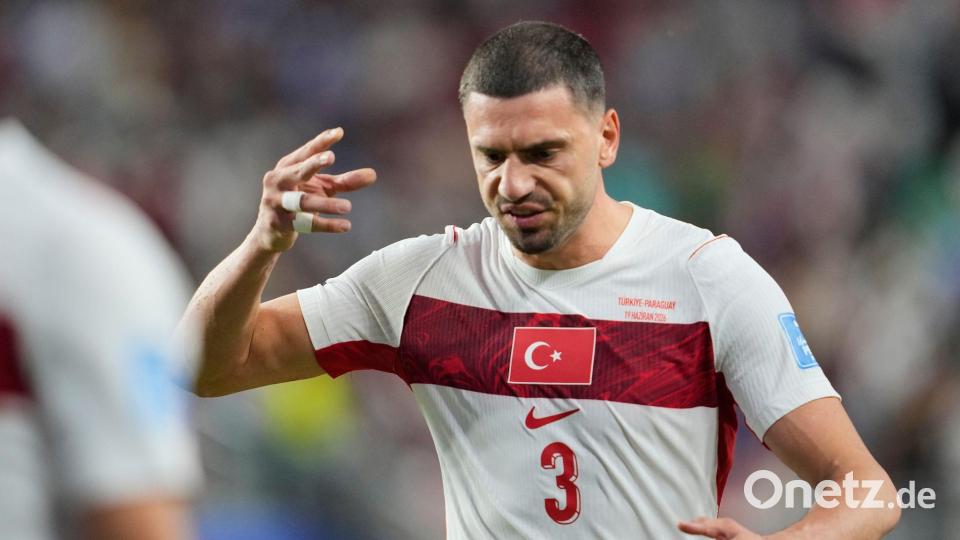 Merih Demiral ärgert sich. Bild: Eugene Hoshiko/AP/dpa