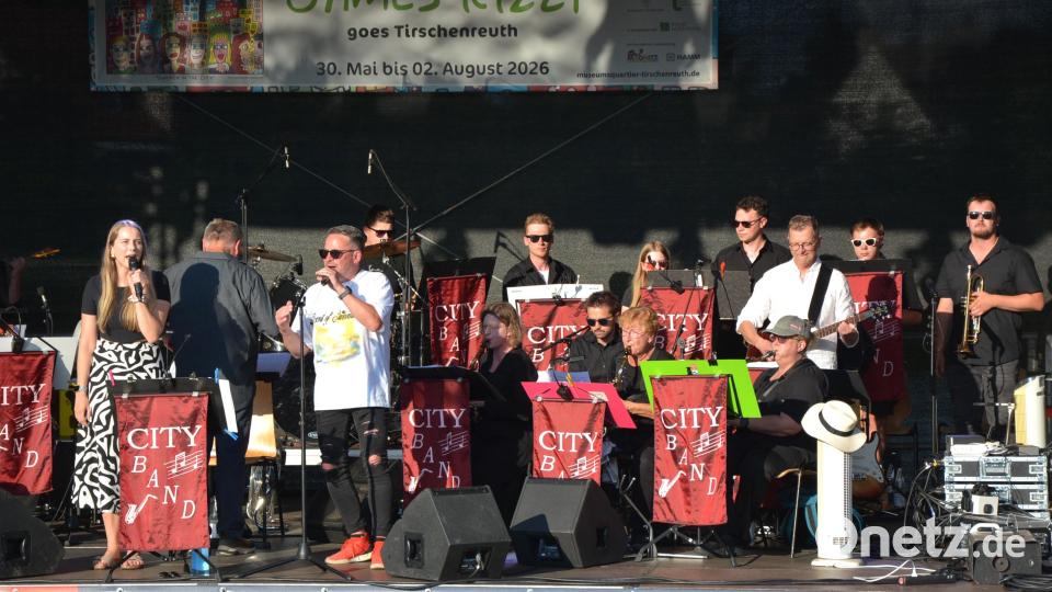 Die Waldsassener City-Band eroberte am Freitagabend im Fischhofpark die Herzen der vielen Besucher nahezu im Sturm. Die 15 Musiker unter der Leitung von Franz Bartl wussten zu begeistern. Bild: Josef Rosner