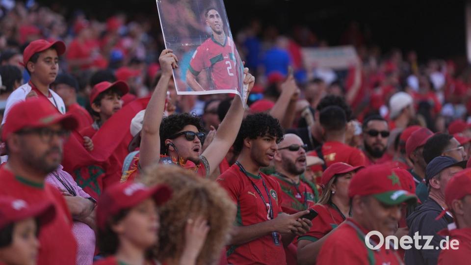 Einige marokkanische Fans hielten Schilder mit einem Foto ihres Nationalspielers Achraf Hakimi hoch. Bild: Charles Krupa/AP/dpa