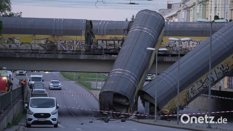 Die Waggons stürzten von einer Brücke. Bild: Ehsan Monajati/dpa