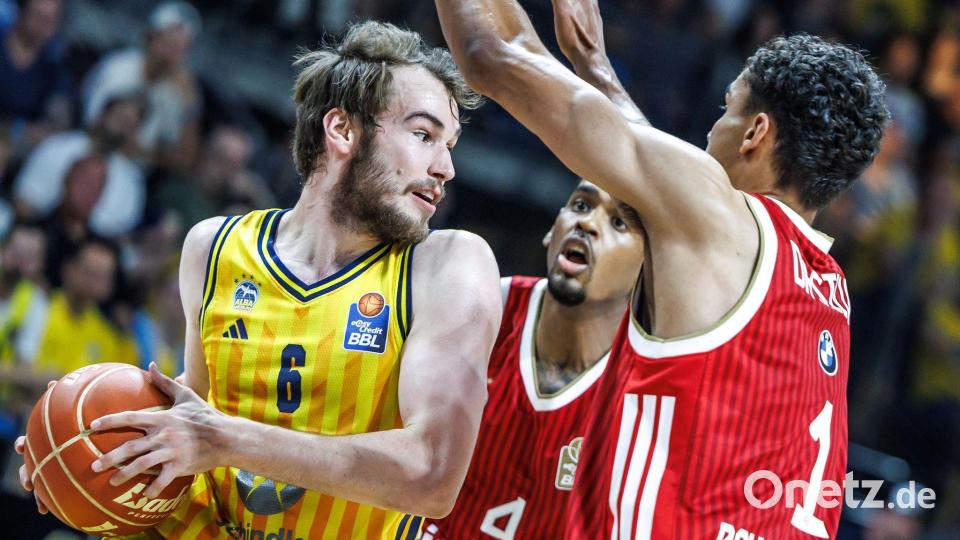 Albas Malte Delow im Duell mit Oscar da Silva. Bild: Andreas Gora/dpa