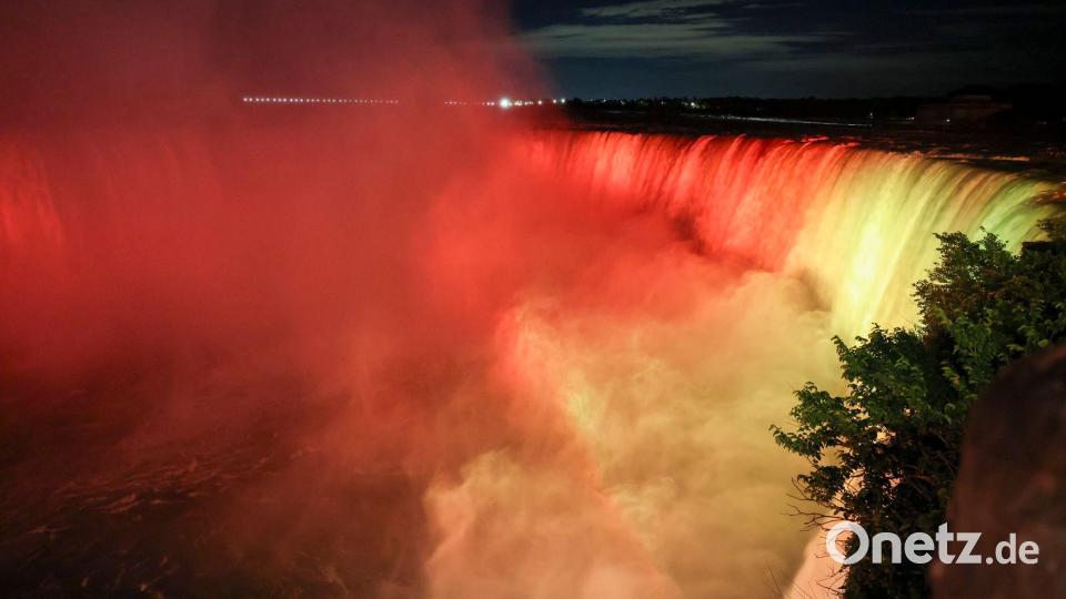 Niagara-Fälle: Spektakel in Schwarz-Rot-Gold – Beleuchtete Wasserfälle vor Deutschland-Spiel gegen die Elfenbeinküste Bild: Jan Woitas/dpa