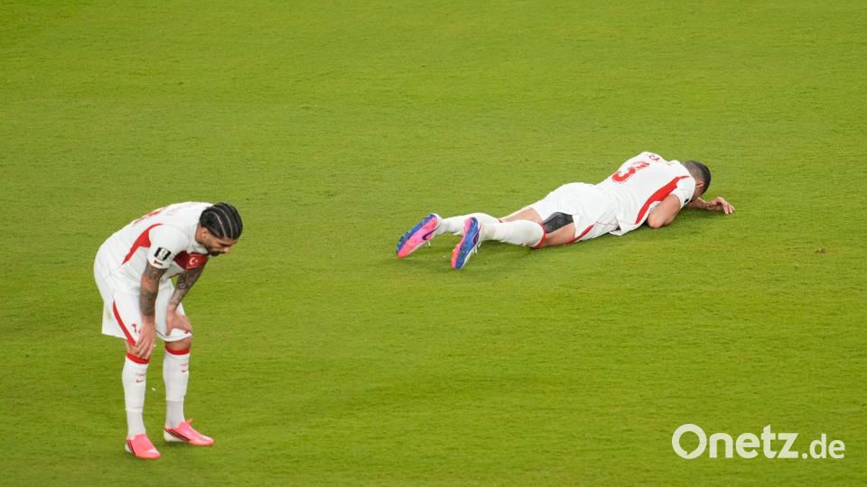 Die Türken waren nach dem feststehenden WM-Aus sichtlich niedergeschlagen. Bild: Jeff Chiu/AP/dpa