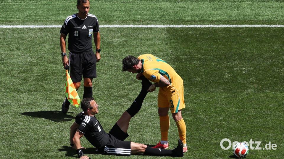 Felix Zwayer (M) bekam Hilfe vom Australier Aiden O'Neill. Bild: Maddy Grassy/FR172029 AP/AP/dpa