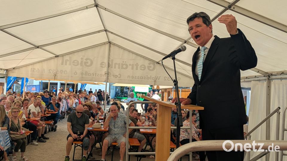 Im gut besuchten Festzelt war Wolfgang Krebs Festredner in mehreren Rollen – wie hier als Ministerpräsident Markus Söder. Bild: Paul Zrenner