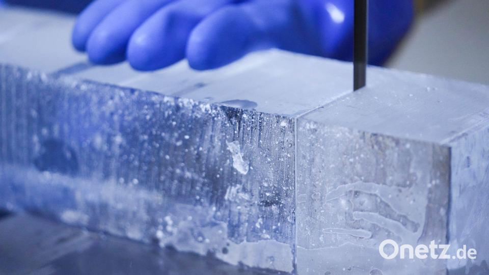 Viele Eiswürfel werden bei „Iceman“ noch mit der Hand geschnitten. Bild: Sven Kaeuler/dpa