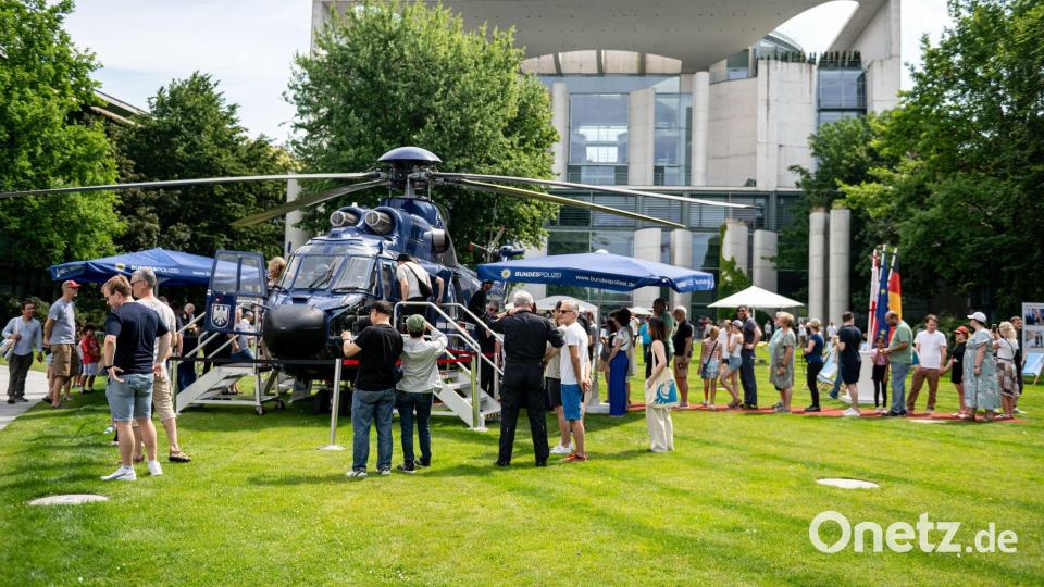 Berlin: Kanzleramt wird zum Besucher-Hotspot – Flugbereitschafts-Hubschrauber lockt beim offenen Regierungstag Bild: Fabian Sommer/dpa