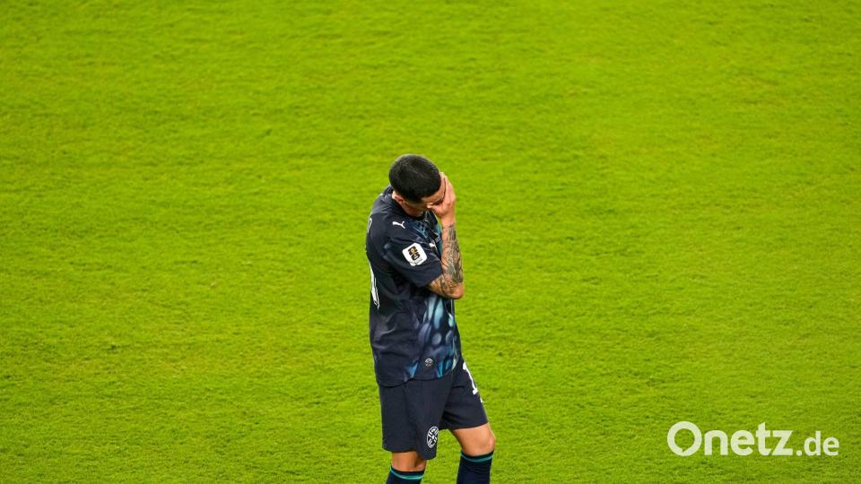 Miguel Almirón erlebte die zweite Hälfte nicht mehr auf dem Platz. Bild: Jeff Chiu/AP/dpa