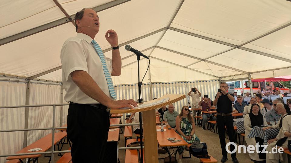 Mit der passenden Perücke wurde Wolfgang Krebs im Handumdrehen Hubert Aiwanger. Bild: Paul Zrenner