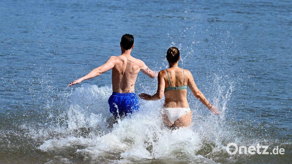Die schönen Seiten des Sommers: Badespaß. Bild: Roberto Pfeil/dpa