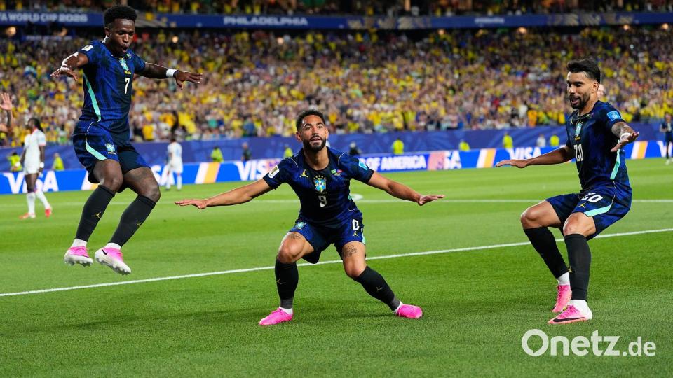 Brasiliens Matheus Cunha (M.) traf doppelt und jubelte im Surfer-Stil. Bild: Petr David Josek/AP/dpa