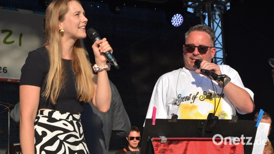 Stark das Gesangsduo Anna Maria Gmeiner und Peter Erl, das mit Schlagern den vielen Besucher einheizte und zum Mitsingen animierte. Bild: Josef Rosner