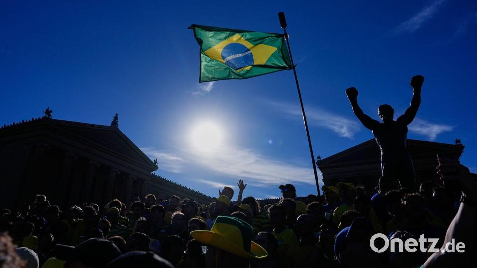 Brasiliens Fans versammeln sich in Philadelphia an der Rocky-Statue. Bild: Petr David Josek/AP/dpa