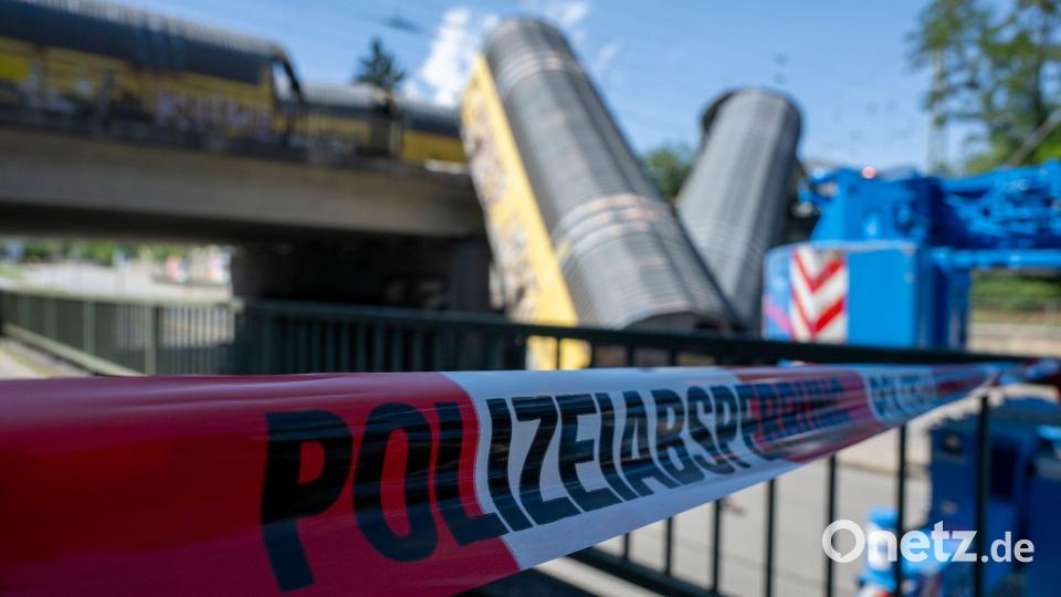 Zwei Waggons sind in München von einer Brücke gestürzt. Bild: Stefan Puchner/dpa