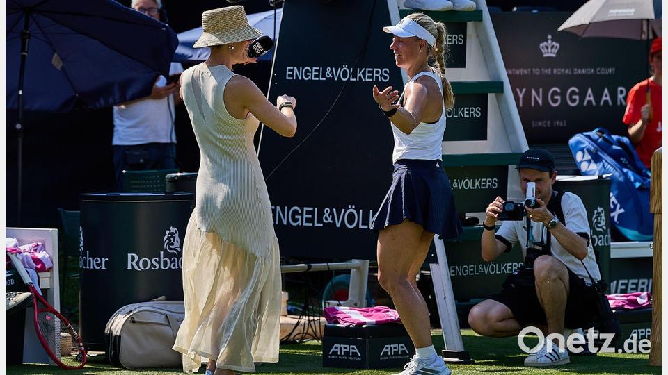 Zwischendurch eine kleine Tanzeinlage: Andrea Petkovic (l) und Angelique Kerber (r). Bild: Mathias Schulz/dpa