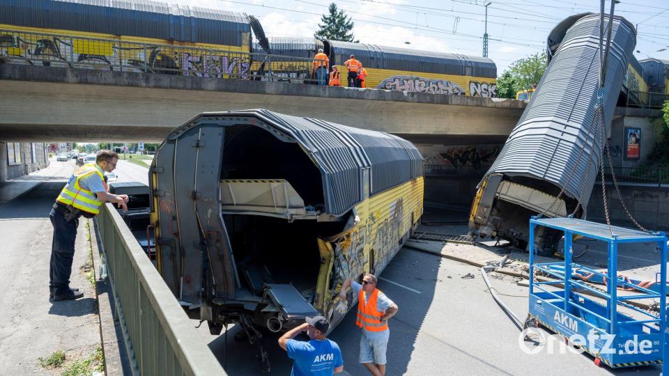 Einer der Waggons ist auf die Straße gestellt worden. Bild: Stefan Puchner/dpa