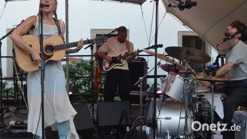 Catt und ihre Band präsentierten einen Sound zwischen Indie-Pop, Folk und Singer-Songwriter-Tradition. Bild: Helmut Kunz