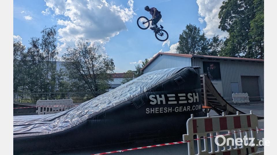Im Rahmenprogramm präsentierte die Biker-Truppe um Jonas Möhwald in der Bahnhofstraße eine Stuntshow. Bild: Paul Zrenner