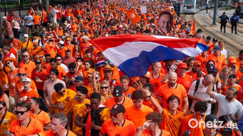 Die niederländischen Fans zogen zu Tausenden gemeinsam zum Stadion. Bild: Jon Shapley/AP/dpa