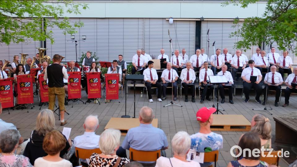 In beglückender Harmonie unternahmen Stadtkapelle und Liedertafel Ausflüge in die Welt der Musik. Bild: Robert Dotzauer