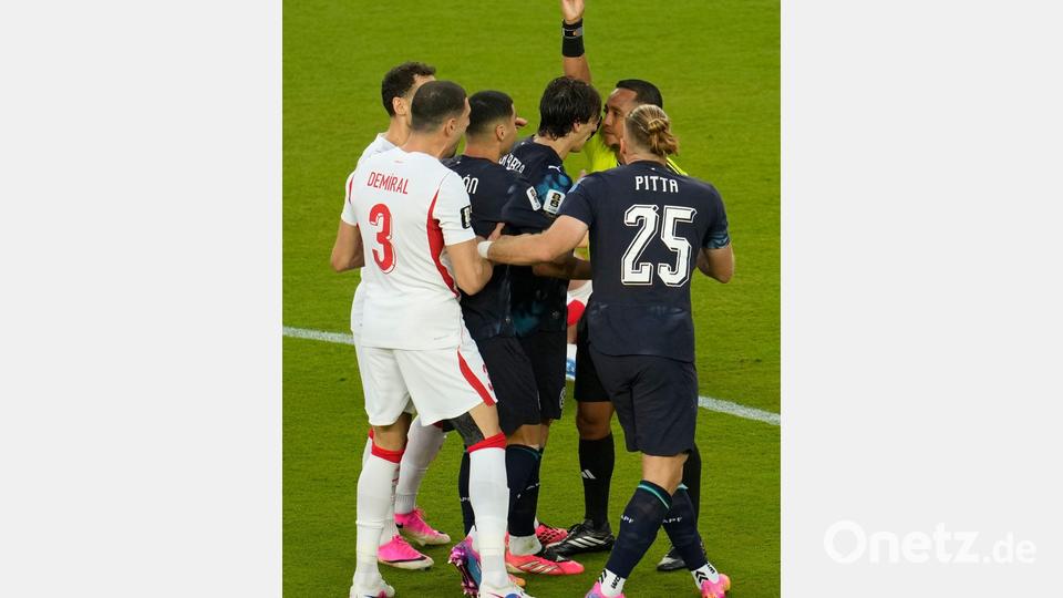 Matías Galarza hatte mehrfach mit dem Schiedsrichter zu tun. Bild: Jeff Chiu/AP/dpa