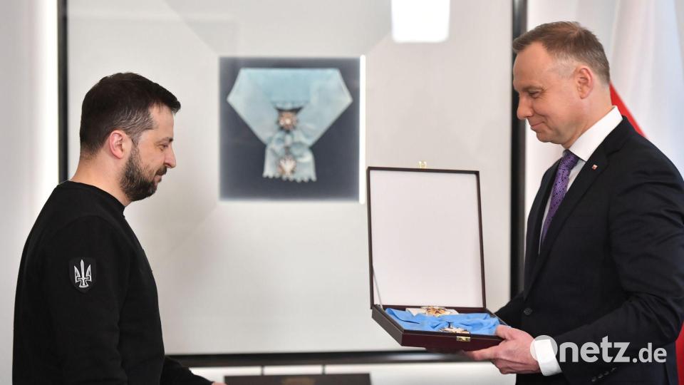 Der damalige Präsident Andrzej Duda hatten Selenskyj den Orden vor drei Jahren überreicht. (Archivbild) Bild: Radek Pietruszka/PAP/dpa
