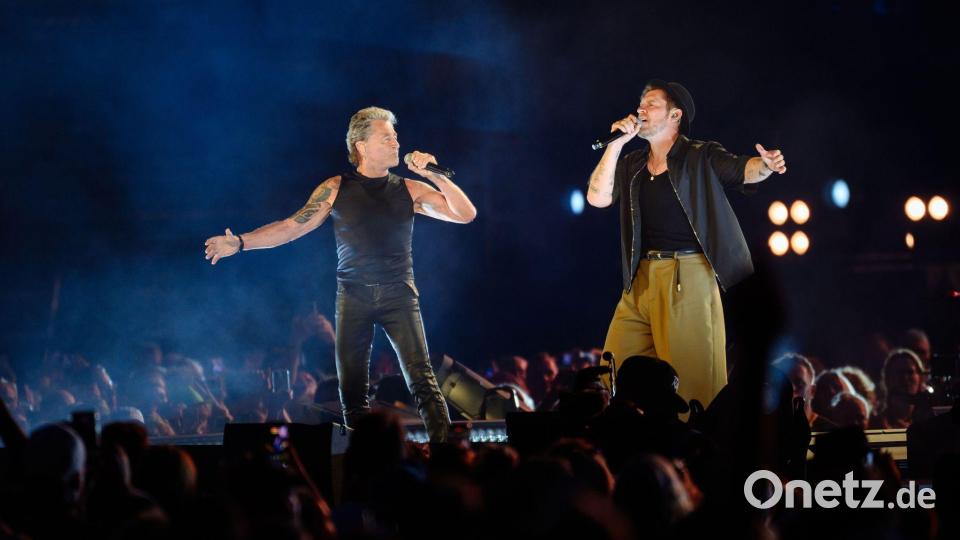 Peter Maffay und Johannes Oerding haben im Volksparkstadion die Fans mit einer Ankündigung überrascht. Sie bringen im Oktober ein gemeinsames Album heraus. Bild: Gregor Fischer/dpa