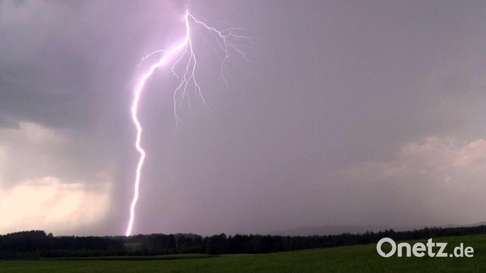 Nach einem Blitzeinschlag in Rastatt-Niederbühl kommen sechs Personen verletzt in ein Krankenhaus. (Symbolbild) Bild: Bernd März/dpa
