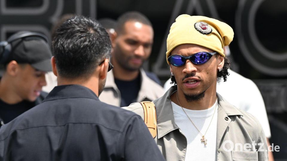 Leroy Sané bei der Ankunft in Kanada. Bild: Federico Gambarini/dpa